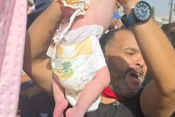 من أجل علاج رضيعة… هل يُجبر المواطن على الاحتجاج أمام المستشفى؟