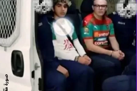 القصة الكاملة لسقوط المشجع الجزائري “البوال” الذي اغضب كل المغاربة وطالبوا بمعاقبته وترحيله