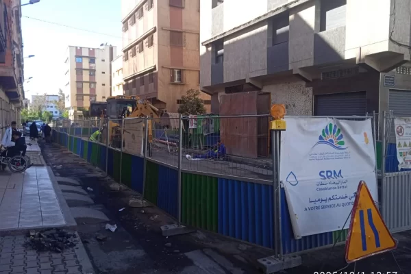 ساكنة سباتة تستنكر توقف أشغال تغيير قنوات الصرف الصحي وتزفيت الشوارع