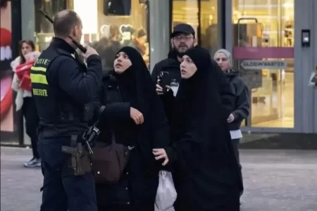 هذه آخر مستجدات حادث اعتداء شرطي على سيدتين محجبتين . هولندا على صفيح ساخن