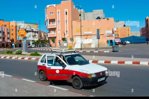 على قارعة الانتظار… حين تسقط الأقنعة بمدينة العيون