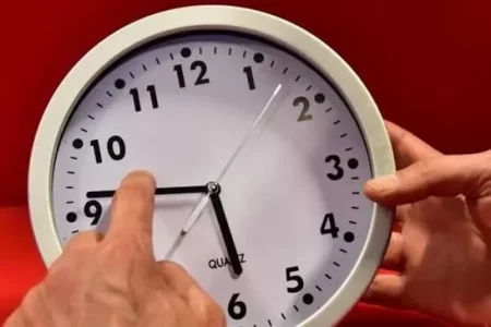 حينما تتمرد الساعة ويسقط صمت الشارع