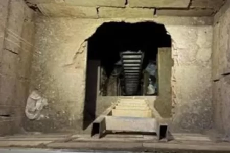 الشرطة الإسبانية تنشر لأول مرة فيديو من داخل نفق سري معقد لتهريب الحشيش بين سبتة والمغرب